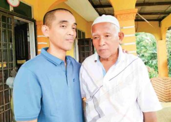 HASAN @ Wan Ali Abdullah  bersama anaknya  Wan Mohd. Azman Hasan, banduan akhir yang terlepas hukuman gantung ketika ditemui 
di Kampung Gong Kemuntong, Besut, semalam.