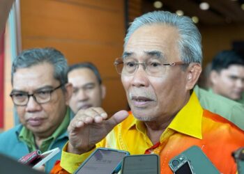 LEN Talif Salleh, bercakap kepada media selepas hadir merasmikan Hari Intergriti Perbadanan Hutan Sarawak (SFC) di Pusat Konvensyen Borneo (BCCK), di Kuching, Sarawak hari ini.