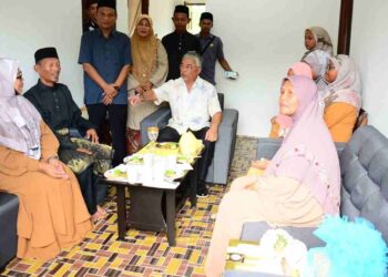 HAIRUL ANWAR Hashid (dua dari kiri) terharu apabila menerima kunjungan Al-Sultan Abdullah Ri’ayatuddin Al-Mustafa Billah Shah yang berkenan mengurniakan kunci rumah Ru’RASA di Kampung Janglau di Rompin, Pahang. – UTUSAN/SHAIKH AHMAD RAZIF
