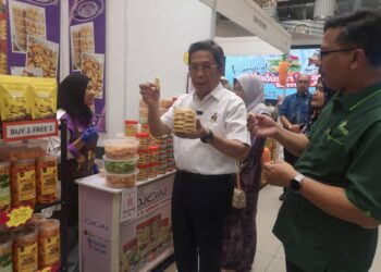 JALALUDDIN Alias (tengah) ketika mengadakan 'walkabout' selepas merasmikan Karnival Usahawan Industri Asas Tani dan MyGAP Jabatan Pertanian Negeri Sembilan di Seremban hari ini.-UTUSAN/NUR SHARIEZA ISMAIL.
