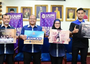 MOHD. Foad Sakdan (dua kiri) menunjukkan poster aktiviti yang bakal berlangsung sempena Majlis Konvokesyen Ke-36 Universiti Utara Malaysia (UUM) dalam sidang akhbar di Sintok, Kubang Pasu, Kedah hari ini.