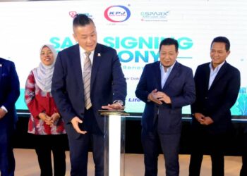 CHIN Keat Chyuan (tiga dari kiri) melekapkan tapak tangan pada skrin sebagai gimik perasmian  pada Majlis KPJ Healthcare Perkasa Piawaian Kelestarian Baharu Menerusi
Integrasi Tenaga Solar
Meterai kerjasama dengan TNB dan GSPARX di KPJ Bandar Dato Onn, Johor Bahru di sini, hari ini. -UTUSAN/RAJA JAAFAR ALI