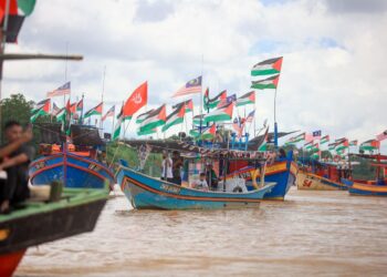 SEBAHAGIAN bot yang menyertai perarakan Solidariti Palestin menyusuri Sungai Kelantan di Kampung Laut, Tumpat, Kelantan hari ini. - UTUSAN/KAMARUL BISMI KAMARUZAMAN