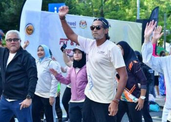 Khairy Jamaluddin (kanan) menghadiri Program Fit and Active Family Peringkat Negeri Johor di TMIYC Johor Bahru, hari ini.