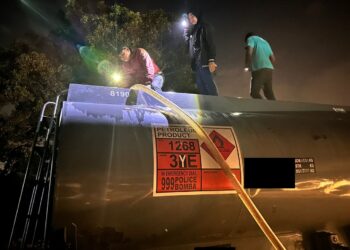 ANGGOTA penguat kuasa KPDN Negeri Sembilan memeriksa sebuah lori tangki yang disyaki berlakunya aktiviti pemindahan minyak diesel bersubsidi dalam serbuan Op Tiris baru-baru ini.