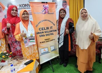 AIMAN Athirah Sabu (dua kanan) menyempurnakan pelancaran Program Celik IT AWAN Kelantan Era Digital pada Majlis Perasmian Konvensyen Awan Kelantan di Kampung Tapang, Kota Bharu, Kelantan hari ini. UTUSAN/MUSTAQIM MOHAMED
