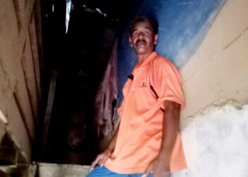 MOHAMMAD Yahya menunjukkan loteng yang dijadikan tempat menyimpan barangan penting bagi persediaan menghadapi banjir di Kampung Seberang Batu Badak, Segamat.