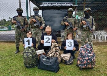 ANGGOTA ATM bersama tiga PATI yang ditahan selepas menyeberangi Sungai Golok di sempadan Malaysia-Thailand di sini untuk masuk ke negara ini di Tanah Merah, Kelantan semalam-IHSAN ATM.