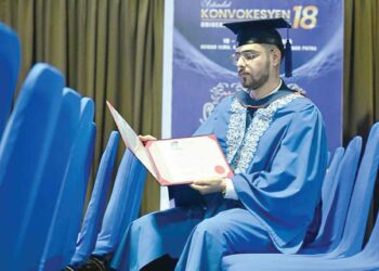 MOHANAD graduan dari Palestin cukup teruja dan gembira mendapat panggilan daripada ibunya di Gaza, Palestin yang mengucapkan tahniah sempena Istiadat Konvokesyen Universiti Malaysia Perlis (Unimap) Ke-18 di Dewan Ilmu, Pauh Putra, Arau, Perlis semalam. – UTUSAN/IZLIZAN OTHMAN