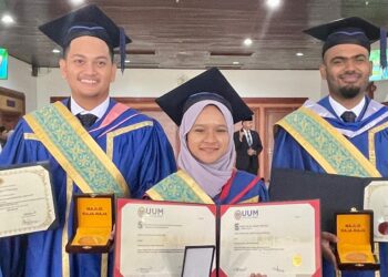 MUHAMMAD Azri Mizra (kiri) di samping Nurfarazida Salleh (tengah) dan J. Kaavilash Nair bersama pingat yang diraih pada Majlis Konvokesyen Ke-36 Universiti Utara Malaysia di Sintok, Kubang Pasu Kedah semalam.