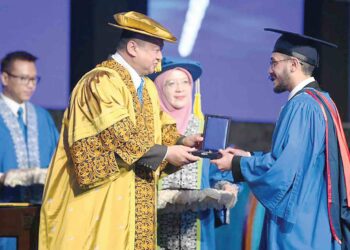 Tuanku Syed Faizuddin berkenan mengurniakan pengijazahan sarjana muda kepada salah seorang graduan Unimap yang berkonvokesyen pada Istiadat Konvokesyen 18 Unimap, Pauh Putra, Perlis, semalam.