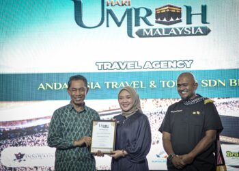 ROSLAN Mohammad (kiri) menyampaikan sijil penghargaan kepada wakil Andalusia Travel & Tours Sdn Bhd ketika Penutup Hari Umrah Malaysia di Malakat Mall, Cyberjaya. - UTUSAN/FAIZ ALIF ZUBIR