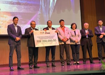 MOHAMED Khaled Nordin (tiga kiri) menerima sumbangan tabung kecemasan misi bantuan kemanusiaan Palestin pada Sambutan Ulang Tahun Ke-40 Tahun Hospital Universiti Sains Malaysia (HUSM) di Dewan Utama, Kampus Kesihatan Universiti Sains Malaysia (USM), Kubang Kerian, Kelantan. UTUSAN/ROSMIZAN RESDI
