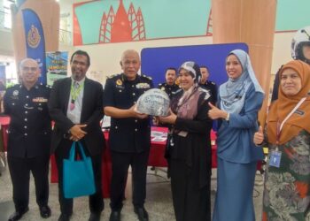 AMAN Shah Hashim (tengah) menyerahkan topi kaledar kepada pengunjung yang bertuah sempena Sambutan Hari Memperingati Mangsa-mangsa Lalu Lintas Jalan Raya Sedunia Peringkat Negeri, di Hospital Sultan Abdul Halim, di sini, hari ini.
