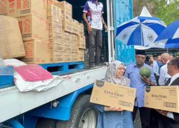 FUZIAH SALLEH meninjau treler yang membawa barang keperluan sempena Pelancaran Program Jualan Rahmah Siswa dan Advokasi Pengguna Peringkat Kebangsaan Bersama Institusi Pengajian Tinggi di UUM, Kubang Pasu Kedah hari ini.