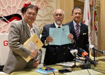 MOHD ASFIA (tengah) tunjuk kepada media antara inti pati RUU yang akan dibentangkan dalam mesyuarat Kedua Penggal Kedua Persidangan DUN pada Isnin nanti.