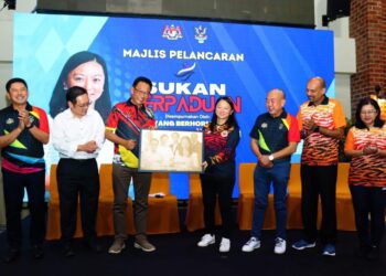 HANNAH Yeoh (empat) menerima cenderamata daripada ABDUL KARIM (tiga dari kiri) selepas merasmikan program Sukan Perpaduan KBS-MYSED di Megalanes, Batu Kawa di sini semalam.