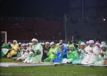 TUAN Ibrahim Tuan Man (kanan) bersama pemimpin Pas mengaminkan doa selepas selesai menunaikan solat hajat pada Himpunan Munajat Pertahan Enakmen Syariah dan Solidariti Palestin di Stadium Sultan Muhammad IV, Kota Bharu, Kelantan-UTUSAN/KAMARUL BISMI KAMARUZAMAN.