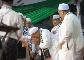 TUAN Ibrahim Tuan Man bersalam dengan Presiden Pas Tan Sri Abdul Hadi Awang semasa menghadiri Himpunan Munajat Pertahan Enakmen Syariah dan Solidariti Palestin di Stadium Sultan Muhammad IV, Kota Bharu, Kelantan malam tadi-UTUSAN/KAMARUL BISMI KAMARUZAMAN.
