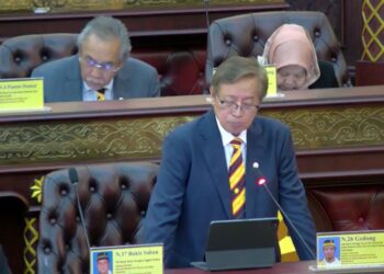 ABANG Johari Tun Openg membentangkan Bajet Negeri 2024 pada Persidangan Dewan Undangan Negeri (DUN) Sarawak ke-19 di DUN Sarawak, Petra Jaya hari ini.