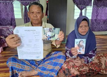 Che Safuan dan Hamzah menunjukkan laporan polis dan gambar Siti Mariah yang menghilangkan diri sejak lapan tahun lalu.