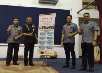IBRISAM Abdul Rahman (dua dari kiri) ketika merasmikan Program Seminar Koreksional Pembentukan Diri Resilien 2023 di Dewan Wawasan, Penjara Seremban di Seremban hari ini.-UTUSAN/NUR SHARIEZA ISMAIL.