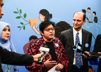 AZALINA Othman Said semasa Program Walkabout Menteri di Jabatan Perdana Menteri (Undang-Undang dan Reformasi Institusi) Sempena Hari Kanak-Kanak Sedunia 2023 di lobi Parlimen hari ini. -GAMBAR JABATAN PENERANGAN MALAYSIA