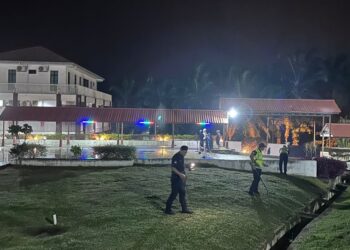 ANGGOTA polis melakukan pemeriksaan bagi mengesan unsur-unsur letupan di setiap blok dalam dan luar bangunan Sekolah Tinggi Islam As-Sofa di Kota, Rembau malam tadi.