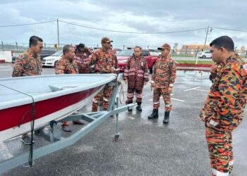 HASSAN 'As'ari Omar (dua dari kanan) meninjau antara aset JBPM Terengganu untuk membantu mangsa banjir di Balai Bomba dan Penyelamat (BBP) Kuala Nerus hari ini. - UTUSAN/TENGKU DANISH BAHRI TENGKU YUSOF