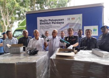 MOHD. Sayuthi Bakar (tengah) pada Majlis Pelupusan Ekshibit Perdana di Bukit Pelandok, Port Dickson hari ini.-UTUSAN/NUR SHARIEZA ISMAIL.