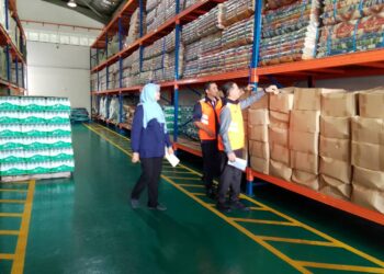 SAID Sidup (kanan) bersama pegawainya semasa melawat Depoh JKM di Kemumin, Pengkalan Chepa, Kelantan hari ini.UTUSAN/ROHANA MOHD.NAWI.