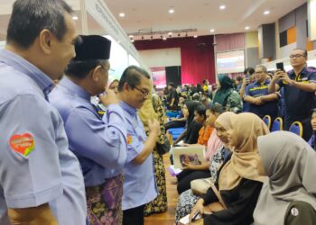 MUSTAPHA Sakmud (tengah) menemui sebahagian pencari kerja selepas merasmiakn Program Karnival Kerjaya MyFuturejobs X Siswa Madani UiTM 2023 di UiTM Rembau, Negeri Sembilan hari ini.-UTUSAN/NOR AINNA HAMZAH