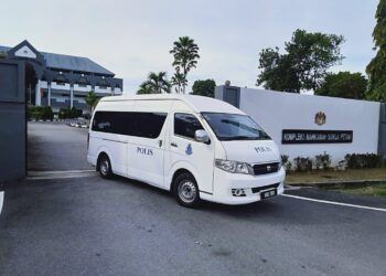 KENDERAAN polis yang membawa wanita pembantu farmasi keluar daripada Mahkamah Majistret Sungai Petani selepas selesai proses sambung reman hari ini.