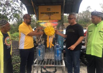 ZAFRI Ab Halim (dua dari kanan) bersama Zawahir Abdullah (dua dari kiri) melawat tapak Projek Air Bersih di Kampung Bijih, Kuala Krai, Kelantan.-UTUSAN/ROSMIZAN RESDI