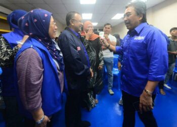 JOHARI Abdul Ghani (kanan) beramah mesra bersama jentera BN PRK Parlimen Kemaman di Bilik Gerakan Dewan Undangan Negeri (DUN) Cukai di Kemaman, semalam. - UTUSAN/SHAIKH AHMAD RAZIF.