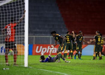 IFEDAYO Olusegun membantu Muhammad Irfan Haikal Mohd Iffendi penjaga gawang pasukan Kelantan FC selepas menjaringkan gol pada perlawanan Liga Super di Stadium Sultan Muhammad IV, Kota Bharu, sebentar tadi.UTUSAN/KAMARUL BISMI KAMARUZAMAN