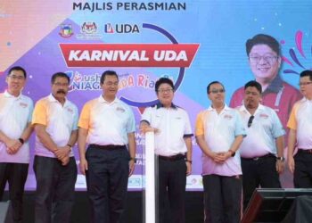 EWON Benedick (tengah) menyempurnakan simbolik perasmian Karnival UDA Sabah di Kota Kinabalu semalam