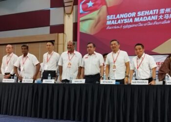ANTHONY Loke Siew Fook (empat dari kanan) bersama kepimpinan tertinggi DAP Selangor semasa Konvensyen DAP Selangor di Pusat Konvensyen Shah Alam, Shah Alam,  Selangor hari ini- MOHAMAD NAUFAL MOHAMAD IDRIS