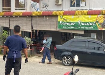 SUSPEK mendukung kanak-kanak terbabit sambil mengacukan pisau di leher mangsa dalam kejadian di hadapan sebuah kedai makan di Pekan Jeniang, Gurun.
