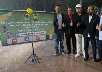 Presiden Persatuan Bolasepak Melayu Malaysia (PBMM) dan juga Naib Presiden Persatuan Bolasepak Malaysia (FAM) (empat dari kiri), Mohd Firdaus Mohamed, Naib Presiden Persatuan Bolasepak Melayu Malaysia (PBMM) (tiga dari kiri), Datuk Mohd Aqliff Shane Abdullah dan Bendahari Agung Persatuan Bolasepak Melayu Malaysia (PBMM) (paling kiri), Samsul Ariff Idris melancarkan laman web serta sosial media Persatuan Bolasepak Melayu Malaysia di Stadium UiTM malam tadi.