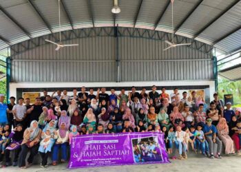 Sebahagian yang menghadiri  Himpunan Anak, Cucu dan Waris Haji Sasi dan Hajah Saptiah diadakan di Dataran Arena Kampung Kunci Air 4, Teluk Intan, Perak kelmarin.