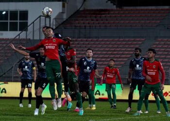 Barisan pemain KL City (jersi hitam) cuba bersaing dengan pemain Kelantan United (jersi merah) dalam aksi Liga Super 2023 yang berlangsung di Stadium Bola Sepak Kuala Lumpur hari ini. (FOTO: AMIR KHALID/UTUSAN MALAYSIA)