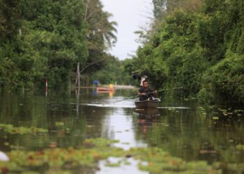PERAHU menjadi pengangkutan utama selepas kawasan rumah mereka ditenggelami banjir di Rantau Panjang, Kelantan-UTUSAN/KAMARUL BISMI KAMARUZAMAN.