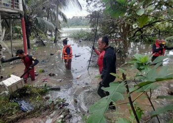 ANGGOTA Bomba berusaha melakukan operasi mencari dan menyelamat seorang kanak-kanak yang tergelincir ke dalam sungai di belakang rumahnya di Kampung Kenali, Kubang Kerian, Kota Bharu, Kelantan.