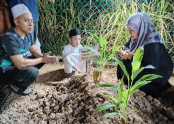 MOHD. Faizal Maarop, Nor Amiza Che Kar dan Muhammad Firas membacakan doa di kubur Muhammad Danish di Tanah Perkuburan Islam Kampung Padang, Pokok Mangga, Melaka. UTUSAN/AMRAN MULUP