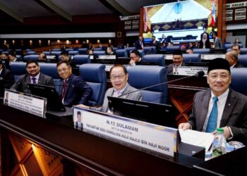 HAJIJI Noor (kanan) bersama Timbalan-Timbalan Ketua Menteri, Datuk Seri Dr Jeffrey Kitingan, Datuk Seri Joachim Gunsalam dan Datuk Shahelmey Yahya semasa persidangan DUN Sabah di Kota Kinabalu hari ini