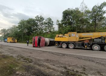 SEBUAH lori tangki yang membawa muatan diesel terbabas dalam kejadian di Kampung Sungai Timun, Jalan Lubok China-Linggi, Rembau, semalam.