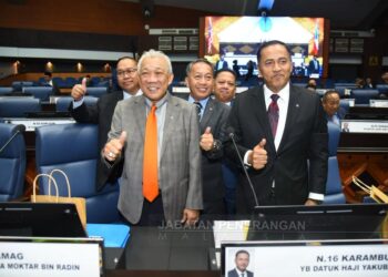 BUNG Moktar Radin (dua kiri) bersama pemimpin UMNO Sabah semasa persidangan DUN di Kota Kinabalu hari ini