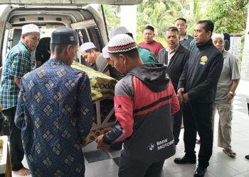 JENAZAH Fatin Eiram Bariah Muhamad Sobri sedang dibawa untuk proses pengkebumian di tanah Perkuburan Islam Kajang Sebidang, Tumpat, Kelantan-UTUSAN/ROHANA ISMAIL