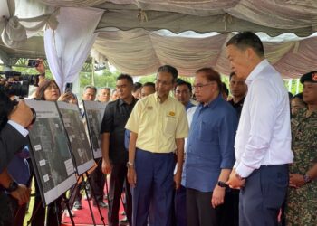 ANWAR Ibrahim dan Srettha Thavisin diberi penerangan oleh Ketua Pengarah Jabatan Kerja Raya (JKR), Datuk Ir. Ahmad Redza Ghulam Rasool mengenai Projek Jajaran Jalan Menghubungkan pusat pemeriksaan ICQS Bukit Kayu Hitam.